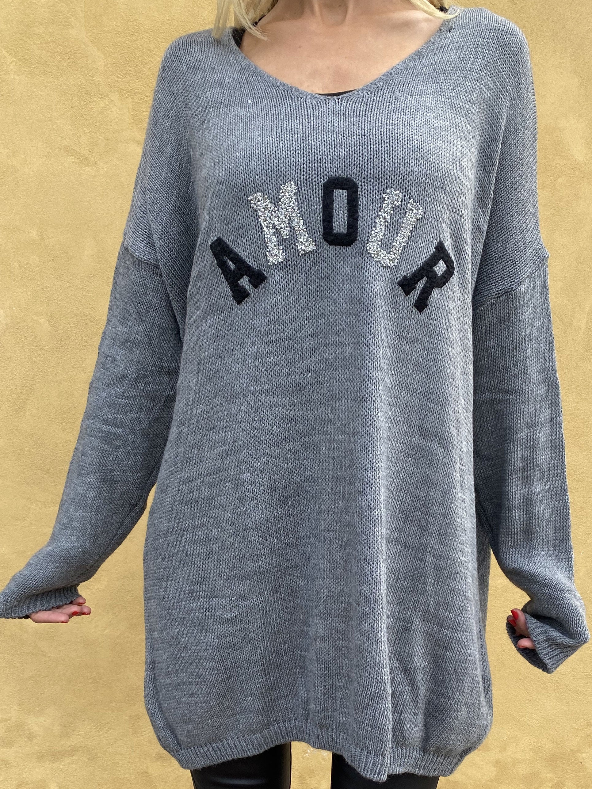 FORUDBESTILLING - Ninna - Stickad blus med amour stående framtill